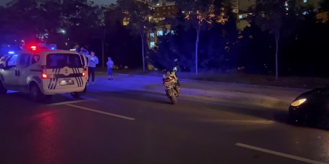 Kocaeli'de otomobilden fırlayan tekerin çarptığı motosikletteki 2 polis yaralandı