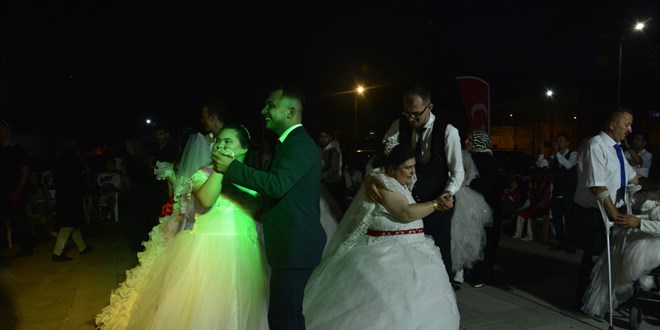 Bursa'da engelli kadınların 'beyaz gelinlik' hayalleri gerçeğe dönüştü