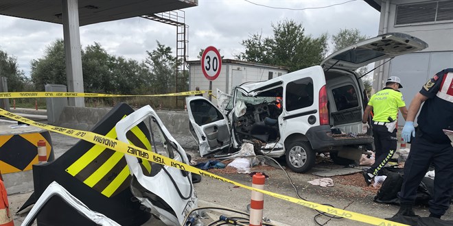 Bolu'da gişelere çarpan hafif ticari araçtaki 3 kişi öldü