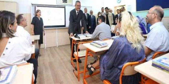 Bakan Özer'den uyum eğitimleri programına başlayan okula ziyaret