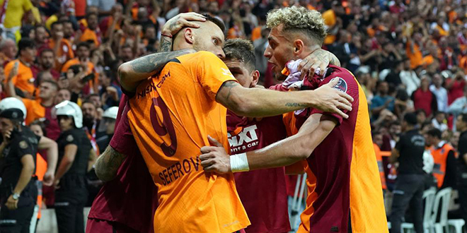 10 kii kalan Galatasaray evinde ilk kez kazand