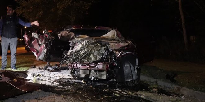 Bursa'da kamyonet ile otomobilin �arp��t��� kazada 1 ki�i �ld�