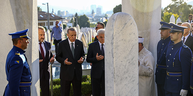 Cumhurbaşkanı Erdoğan, Aliya İzetbegoviç'in mezarını ziyaret etti