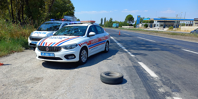 Otomobilden fırlayan lastiğin isabet ettiği polis memuru yaralandı