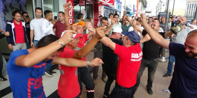 En düşük maaş 8 bin TL oldu, işçiler göbek atarak kutladı
