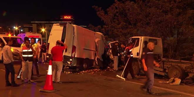 Yola savruldu! İstanbul'da feci kaza ölü ve yaralılar var