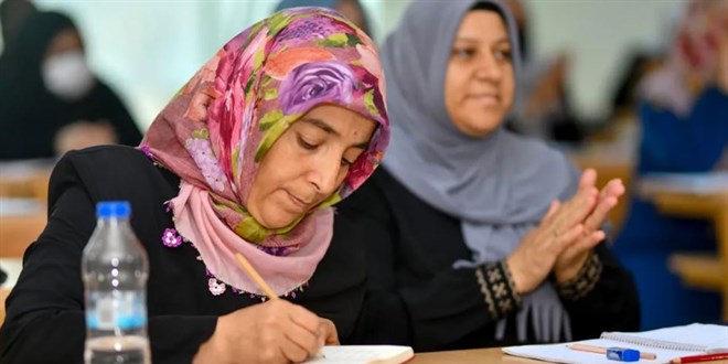 Eşinin kendisine gönderdiği asker mektuplarını 24 yıl sonra okudu