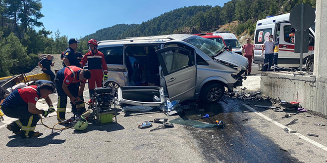 Beton bariyerlere çarpan minibüsteki 2 kişi öldü, 2 kişi yaralandı