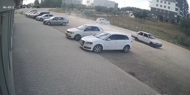 Kadın şoför yanlayarak kaza yaptı... Sürücü değiştirip kaçtılar