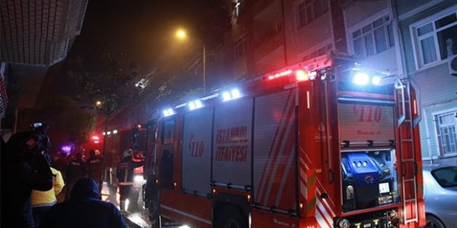 Bayrampaşa'da bir binada çıkan yangına müdahale ediliyor