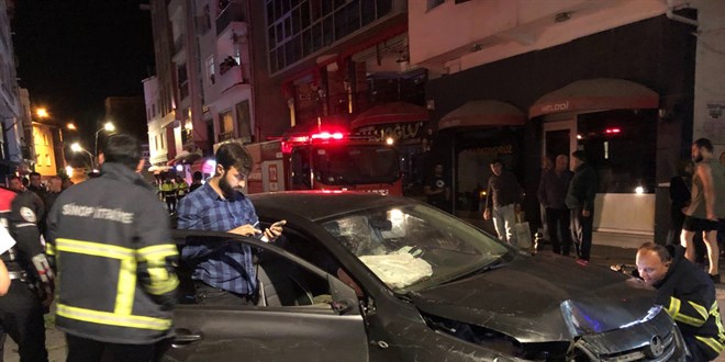 Sinop'ta otomobilin kaldırıma devrildiği kazada 2 kişi yaralandı