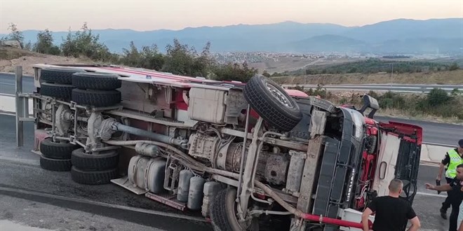 Bursa'da devrilen itfaiye aracındaki 3 personel yaralandı