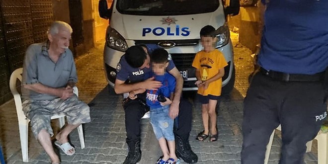 Annelerinin evde yalnız bıraktığı iki çocuk, gece sokakta polis tarafından bulundu