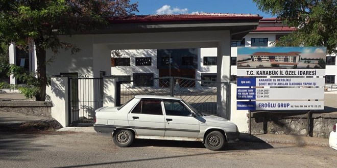 Valilikten parasını alamayan müteahhit okulun kapılarını kilitledi