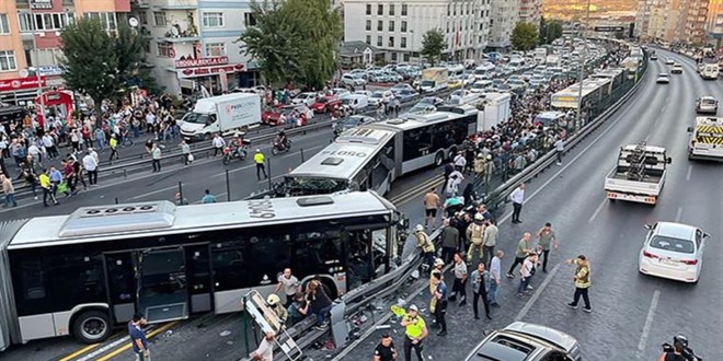 Sağlık Bakanı Koca, İstanbul'daki metrobüs kazasından 99 kişinin etkilendiğini açıkladı