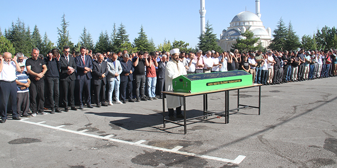 Okulların açıldığı gün, 28 yıl görev yaptığı okula cenazesi geldi