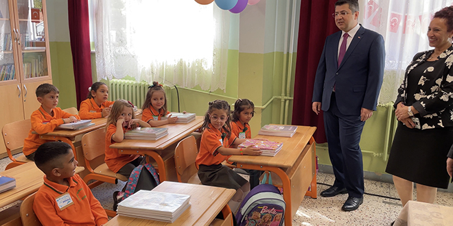 Vali'nin okul ziyaretinde sıra altına saklanan minik öğrenci gülümsetti