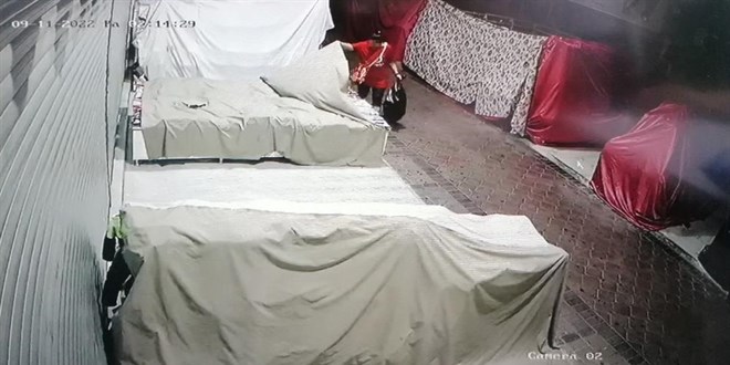 Çaldığı çantayı beğenmeyip başka dükkandaki çantayla değiştirdi