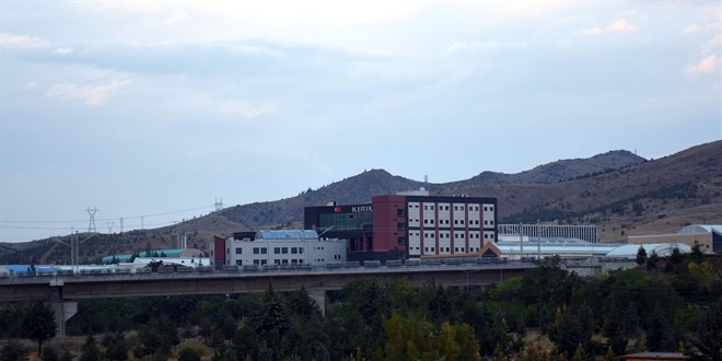 Üniversitede idari personel, kampüsteki alanda ölü bulundu