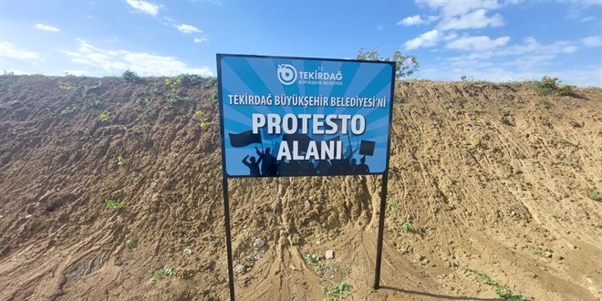 Belediye başkanı kendisini protesto edenler için alan tahsis edip, tabela diktirdi