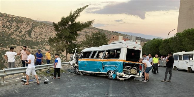 İzmir'de yolcu minibüsü ile servis aracı çarpıştı: 2 ölü, 4 yaralı