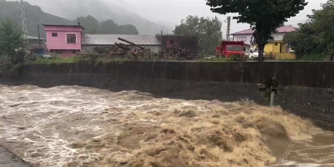 Artvin'de sağanak su baskınlarına neden oldu