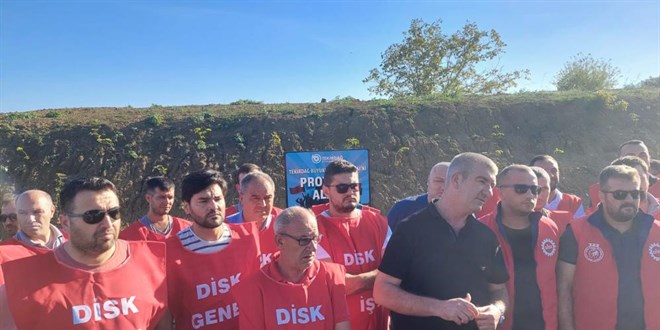 Belediyenin protesto tabelasının açılışını zam isteyen işçiler yaptı