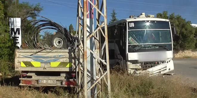 Konya'da servis midibüsü ile kamyonet çarpıştı, 17 işçi yaralandı