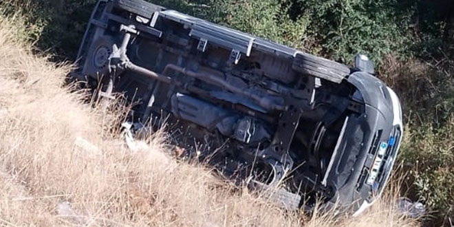 Şarampole devrilen ambulanstaki 3 görevli yaralandı