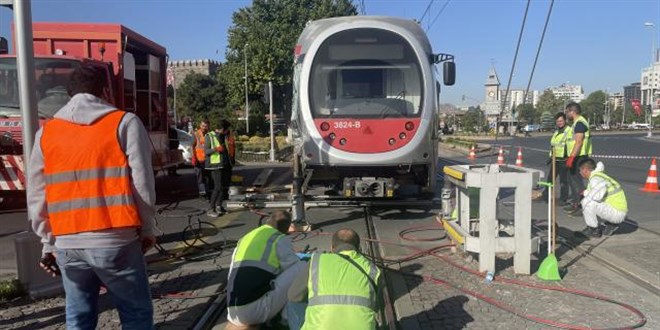 Kayseri'de halk otobüsüyle tramvay çarpıştı
