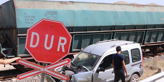 Çankırı'da yük treni hafif ticari araca çarptı
