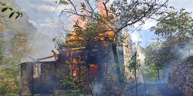 Artvin'de yangın: 4 katlı bina kullanılamaz hale geldi
