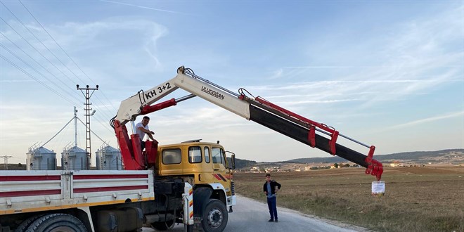 Vinç operatörü bahşiş almak için düğün konvoyunun önünü kesti