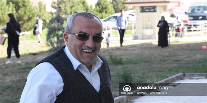 Sivas'ta KPSS'ye giren kızının kimliğini son anda yetiştiren baba alkışlarla karşılandı