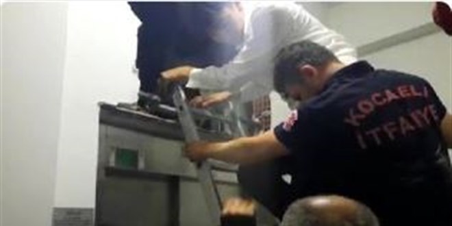 Bir saatlik asansör kabusuna itfaiye ekipleri son verdi