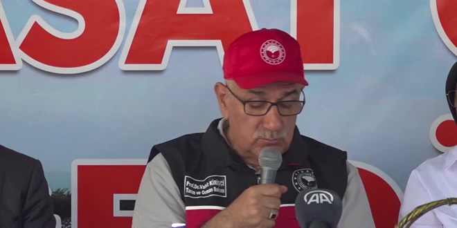 Tarım ve Orman Bakanı Vahit Kirişci, Hatay'da pamuk hasat etti