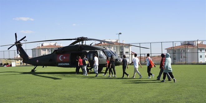 Kırşehir'de 100 çocuk jandarma helikopteriyle şehir turu attı