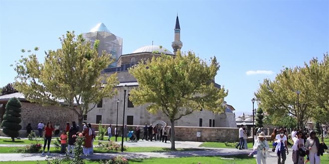 Mevlana Müzesi'nde hafta sonu yoğunluğu yaşanıyor