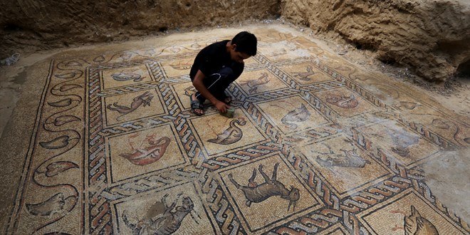 Filistinli ifti, Gazze'deki tarlasnda Bizans dnemine ait mozaik kefetti