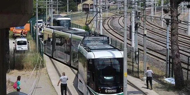 İETT otobüsü tramvay hattına girdi! Tramvay seferleri durdu