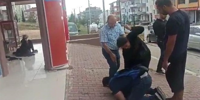Erkek hemşire, eşi ve annesi tarafından dövüldü