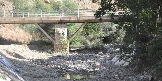 Karadeniz'de içme suyu kaynaklarının ardından dereler de kurudu