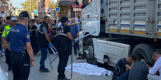 En acı kaza...Tır altında kalan babalarını görünce yıkıldılar