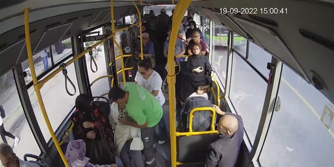 Durakta fenalaşan yaşlı kadını belediye şoförü hastaneye yetiştirdi