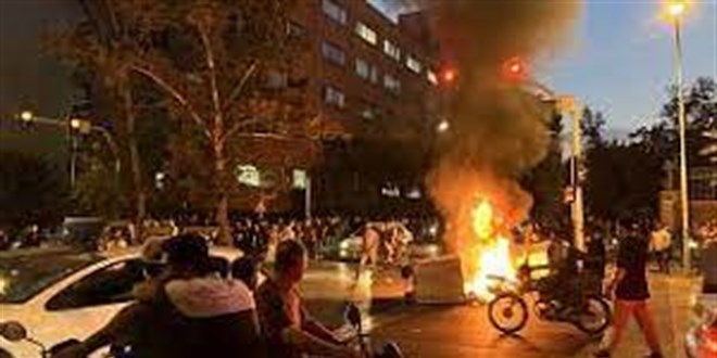 İran'da gözaltına alınan kadının ölmesi üzerine başlayan gösteriler sürüyor