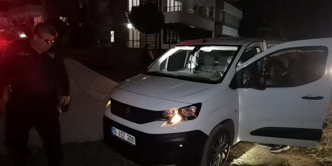 Kargo görevlisinin çalışır haldeki aracını çalıp kaçtılar