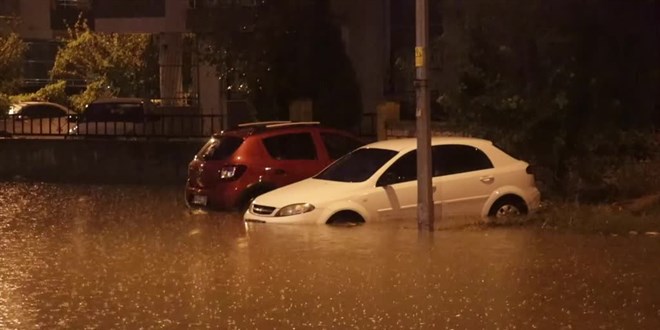 Osmaniye'de fırtına ve sağanak nedeniyle ev, iş yeri ve alt geçitleri su bastı
