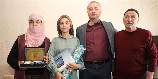 Ev ev gezerek aileleri ikna edip, çocukları okula kazandırıyorlar