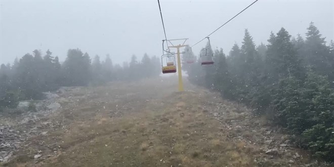Uludağ'da mevsimin ilk kar yağışı etkili oluyor