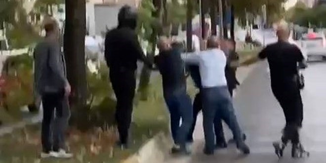 Kavgayı ayırmak isterken dayak yedi